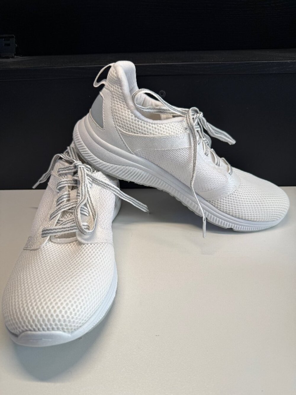 Avia Womens Gray/White Athletic Deluxe Walking Shoes Size 10